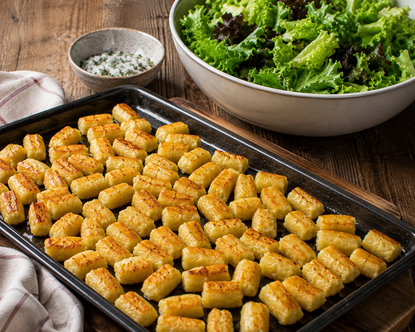 Hausgemachte Erdäpfelnudeln mit grünem Salat