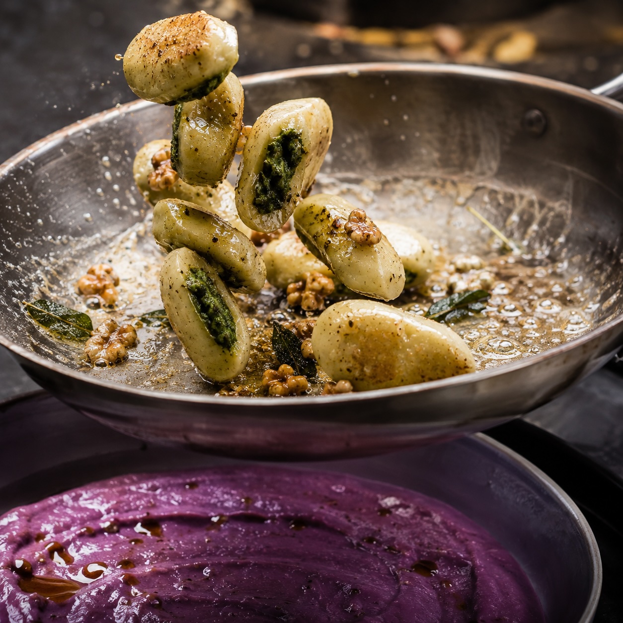 Violette Urkarottencreme mit gefüllten Basilikum-Gnocchi